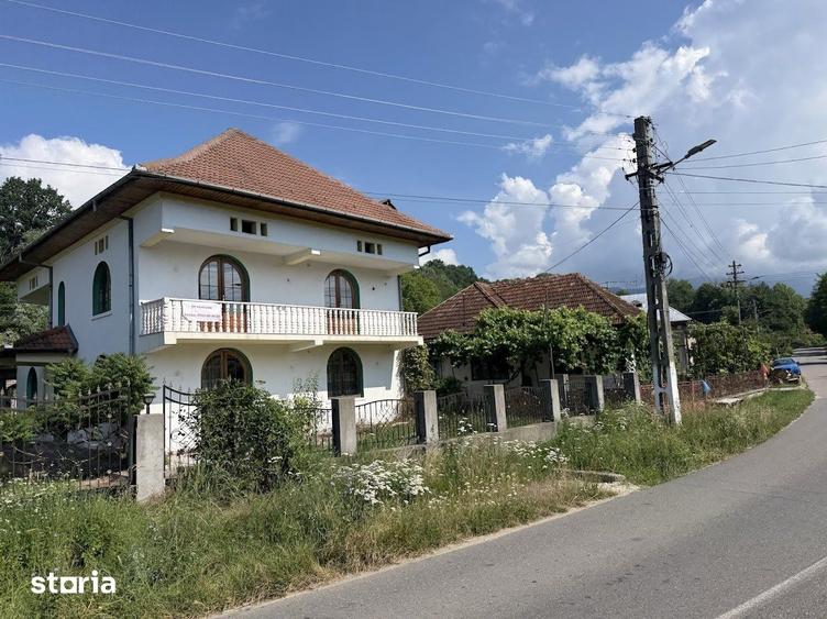 Casă cu 5 camere cu Teren 1380 Mp în Costești