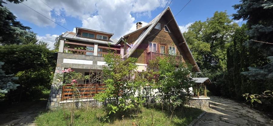 Casă individuală cu 9 camere cu Canalizare în Nord