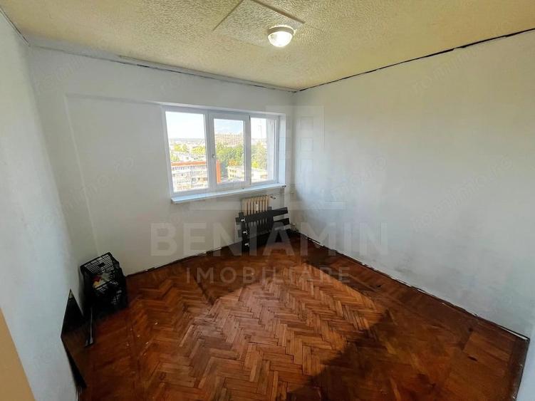 Apartament cu 4 camere semidecomandat în Calea București