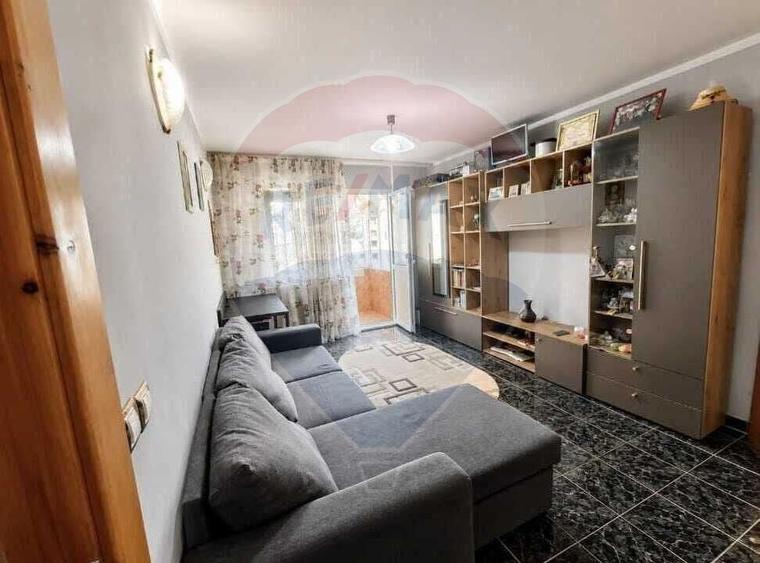 Apartament cu 3 camere semidecomandat, mobilat în Narcisa