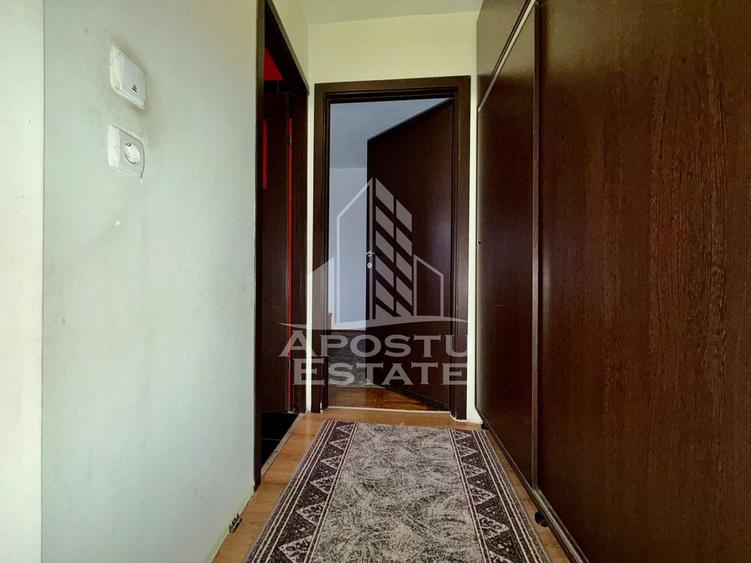 Apartament cu 3 camere semidecomandat, mobilat în Girocului