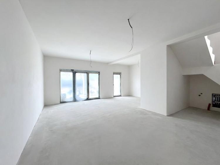 Duplex cu 5 camere cu Canalizare în Dumbrăvița