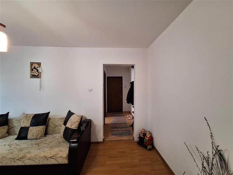 Apartament cu 2 camere semidecomandat, mobilat în 9 Mai