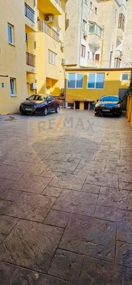 Birou, de 4,450 mp, în Romană