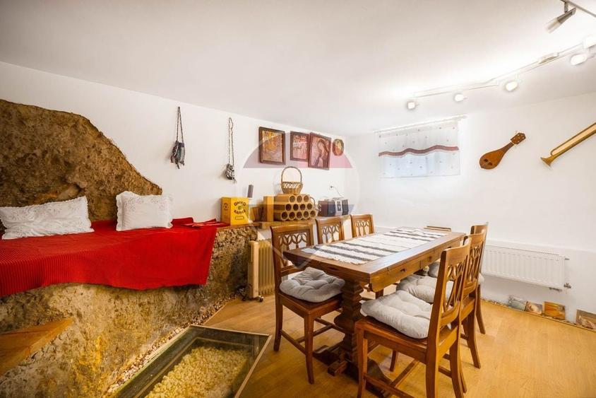 Casă individuală cu 8 camere cu Teren 164 Mp în Brașovul Vechi