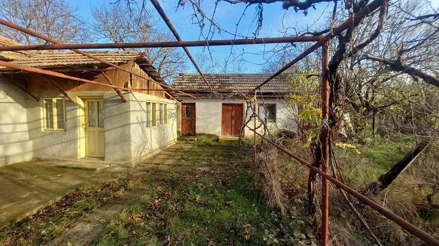 Teren de 1955 mp, în Lipia