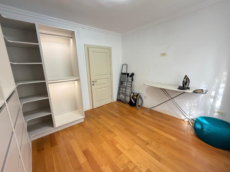 Apartament cu 3 camere semidecomandat, mobilat în Circumvalațiunii