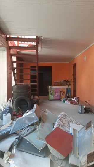 Casă cu 9 camere cu Teren 1978 Mp în Central