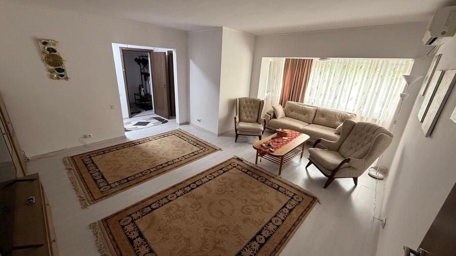 Apartament cu 5 camere decomandat, mobilat în Băneasa