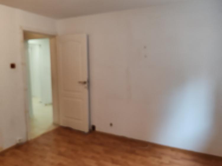 Apartament cu 3 camere decomandat în Astra
