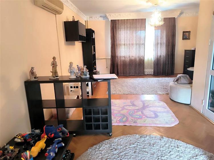 Casă cu 4 camere cu Canalizare în Central