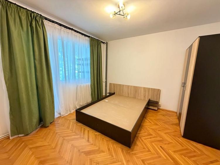 Apartament cu 3 camere semidecomandat în Podu Roș