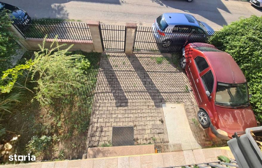Casă cu 6 camere cu Teren 300 Mp în Dumbrăvița