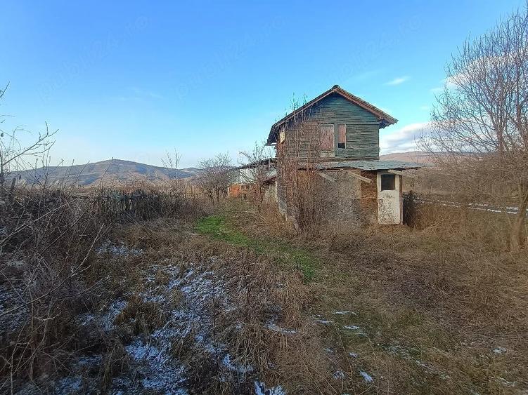 Casă cu 2 camere cu Teren 4000 Mp în Viperești