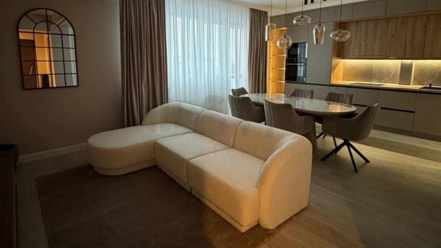 Apartament cu 3 camere decomandat în Sisești