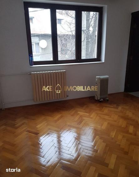 Apartament cu 4 camere, mobilat în Regie
