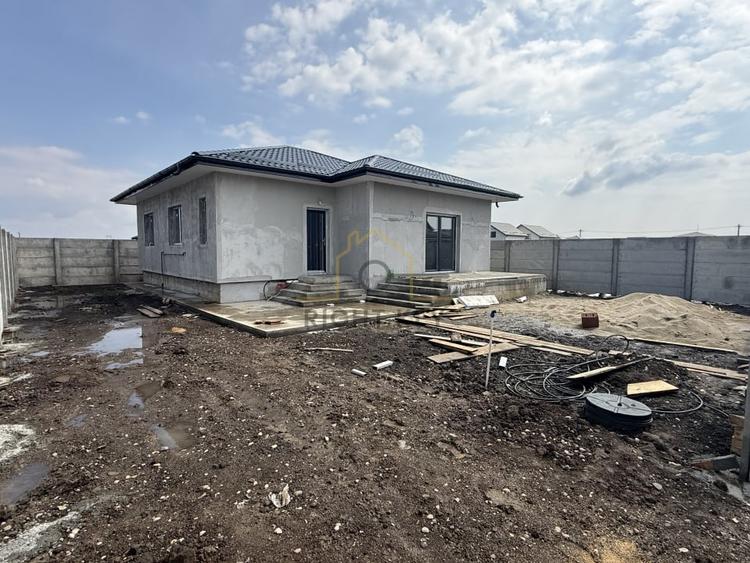 Casă individuală cu 4 camere cu Canalizare în Clinceni