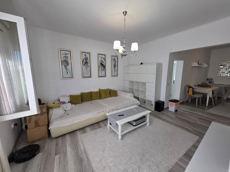 Apartament cu 4 camere semidecomandat, mobilat în Universitate