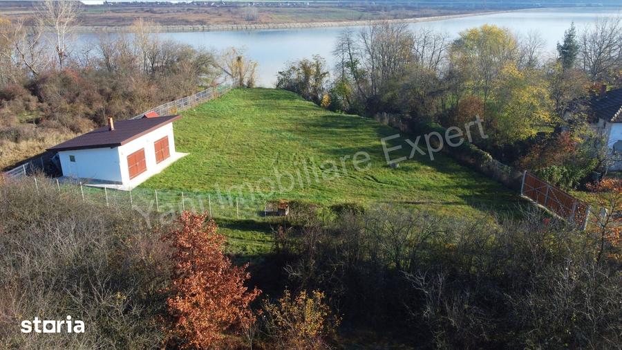 Teren de 1600 mp, în Merișani