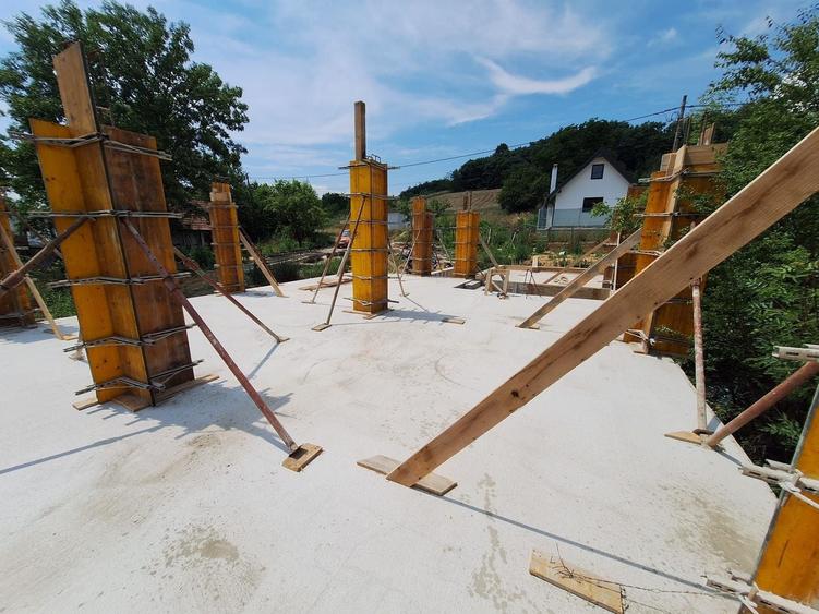 Casă individuală cu 5 camere cu Canalizare în Feleacu