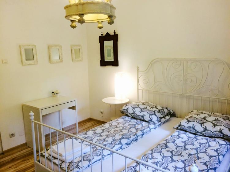Apartament cu 3 camere semidecomandat în Tineretului