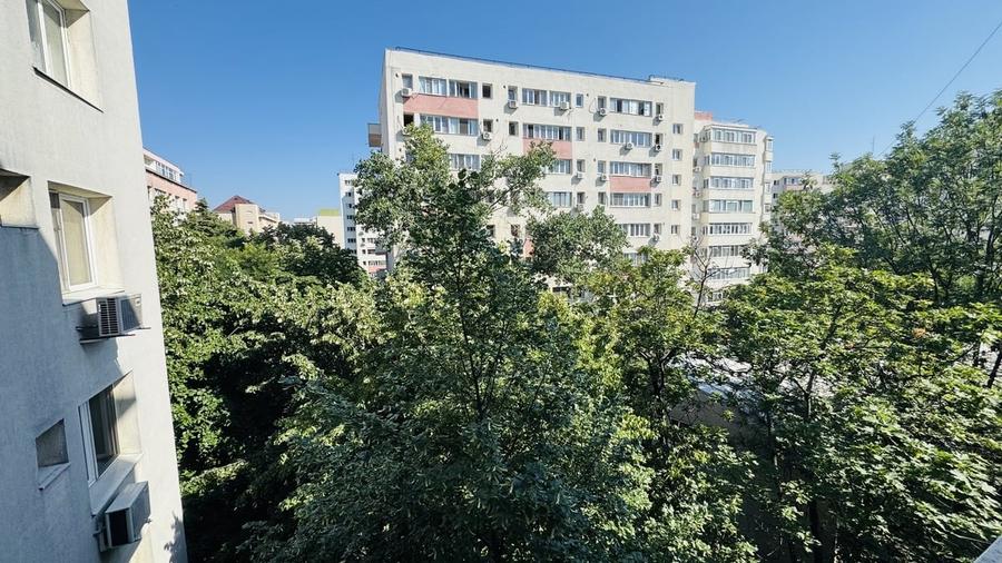 Apartament cu 3 camere semidecomandat în Obor