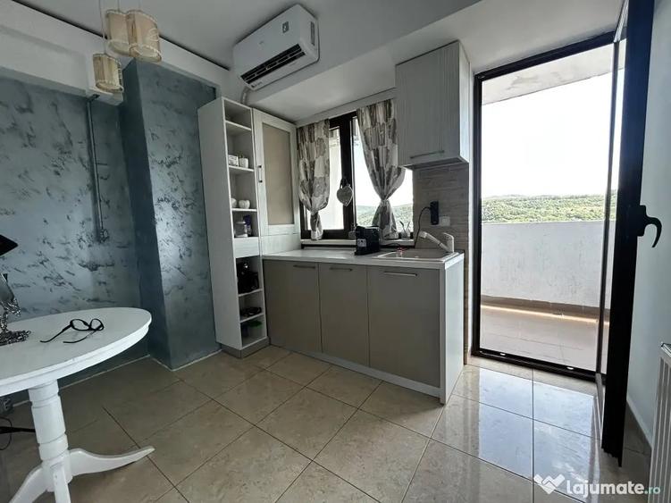 Apartament cu 3 camere semidecomandat în Central