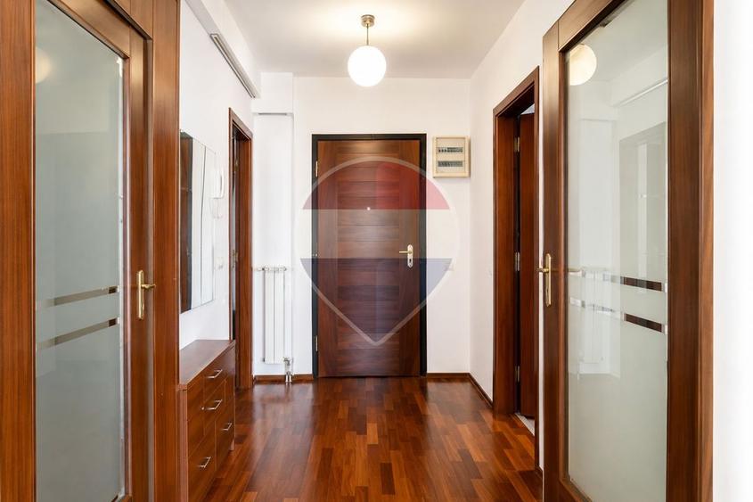 Apartament cu 3 camere semidecomandat, mobilat în P-ta Presei Libere