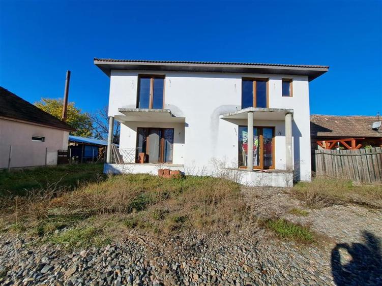 Casă individuală cu 6 camere cu Teren 1276 Mp în Lugașu de Sus