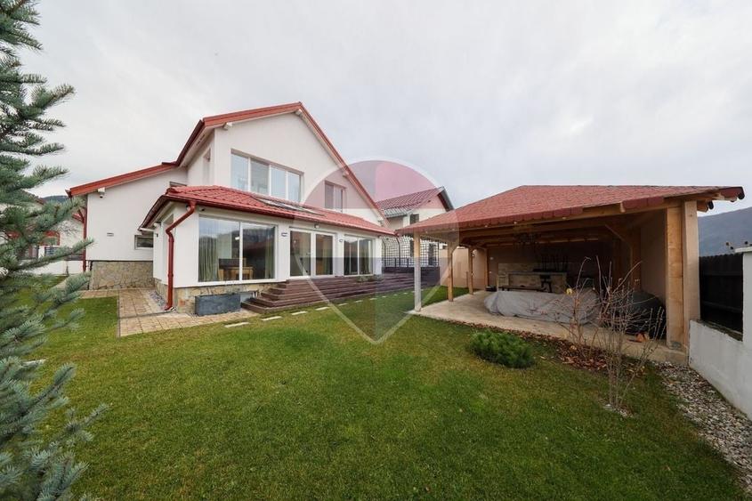 Casă individuală cu 5 camere cu Teren 577 Mp în Bunloc