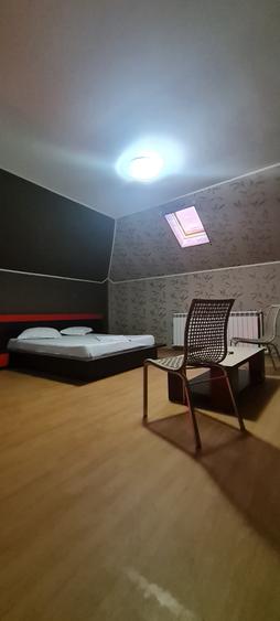 Casă cu 7 camere cu Teren 350 Mp în Est