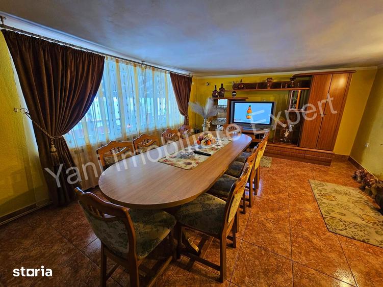 Casă cu 6 camere cu Teren 557 Mp în Central
