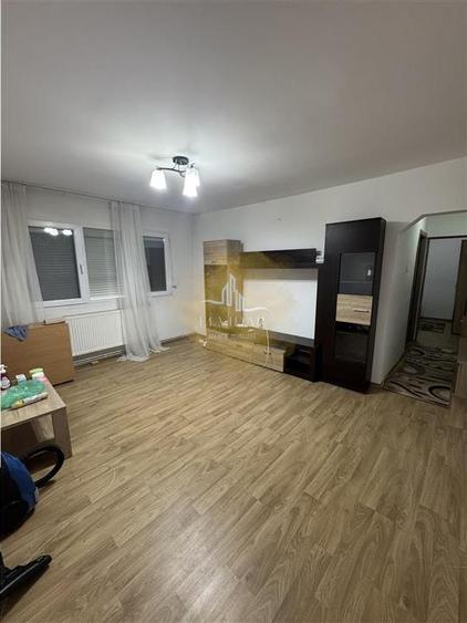 Apartament cu 3 camere semidecomandat în Dacia
