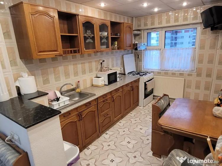 Apartament cu 5 camere decomandat în Păcii