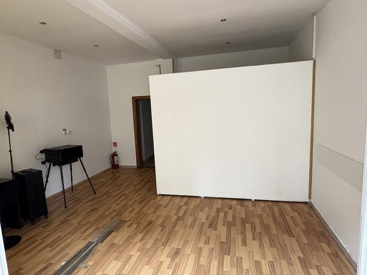 Spațiu comercial, de 54 mp, în Pecinișca