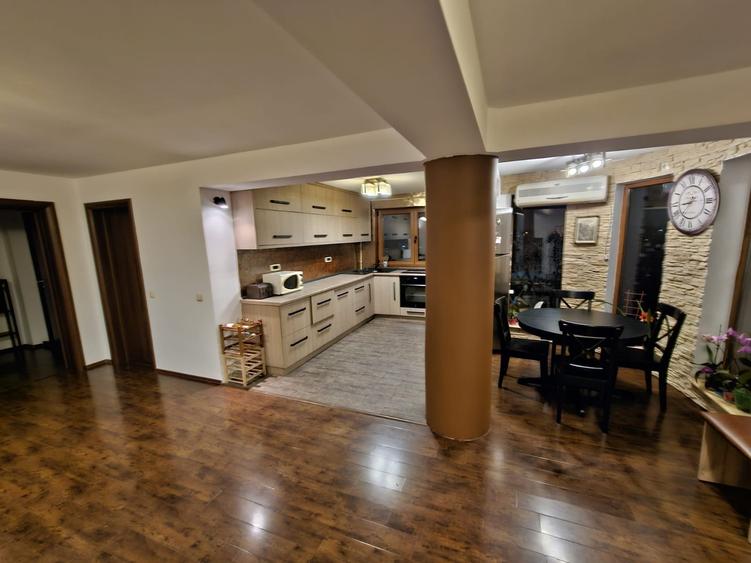 Apartament cu 3 camere decomandat în Drumul Taberei