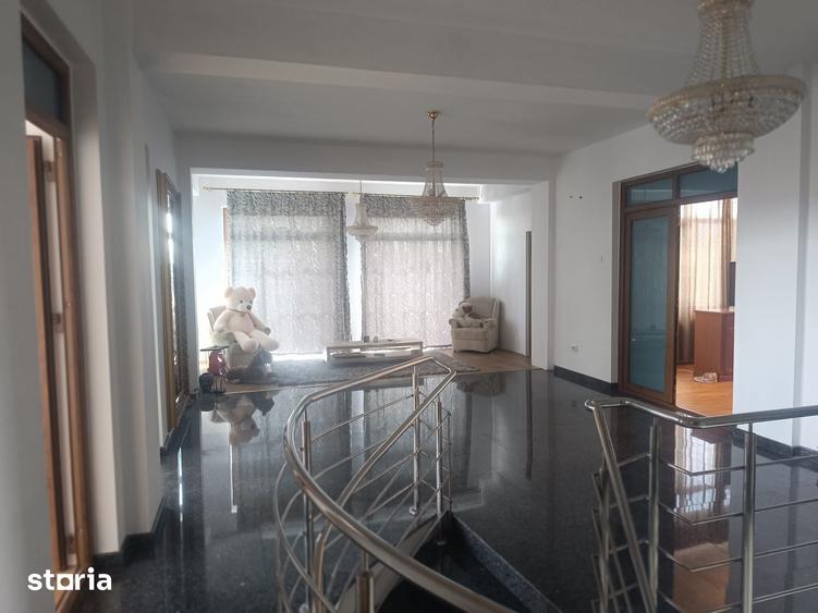 Casă cu 10 camere cu Teren 970 Mp în Calea București