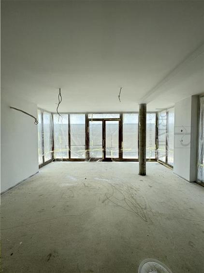 Penthouse cu 3 camere semidecomandat în Fratelia