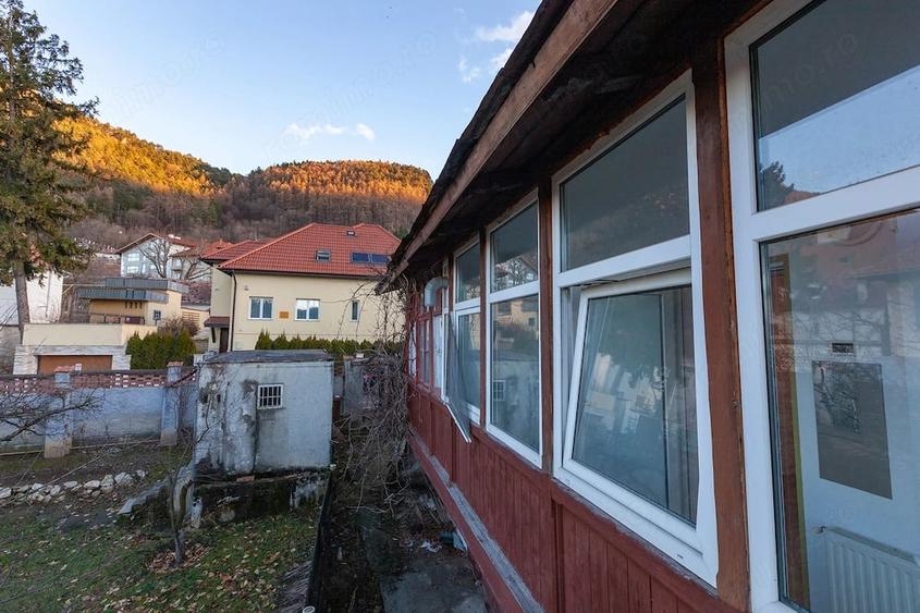 Casă cu 9 camere cu Teren 633 Mp în Schei