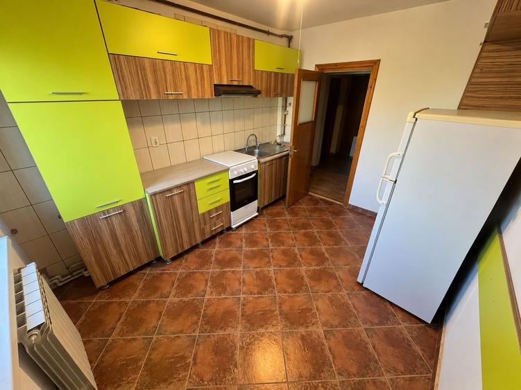 Apartament cu 3 camere decomandat, mobilat în Dacia