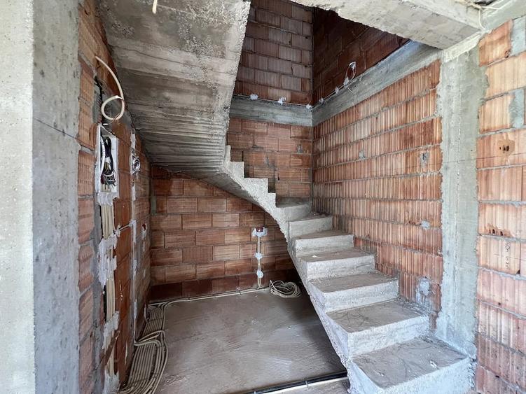 Casă cu 5 camere cu Teren 300 Mp în Ghiroda