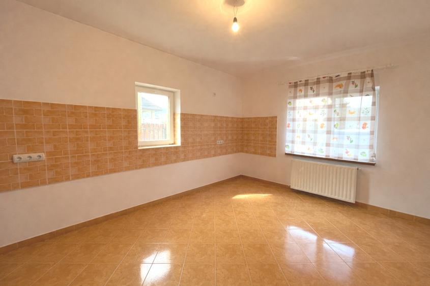 Casă individuală cu 4 camere cu Canalizare în Cetate