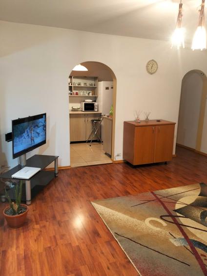 Apartament cu 3 camere decomandat în Prundu