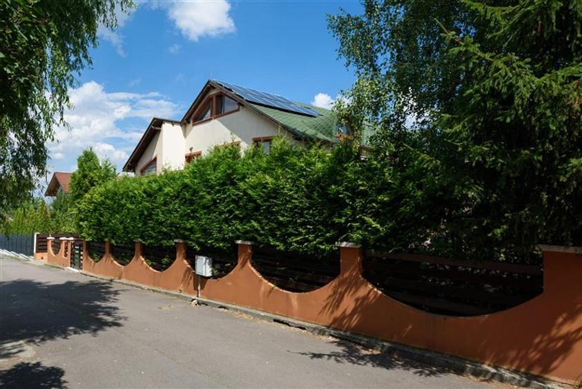 Casă individuală cu 10 camere cu Canalizare în Baciu