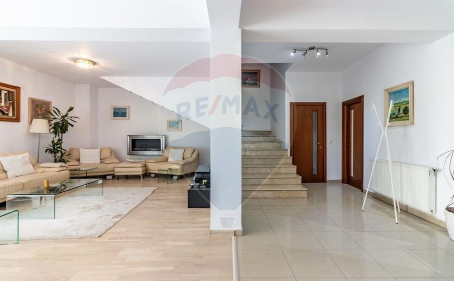 Casă individuală cu 6 camere cu Teren 404 Mp în Aviației