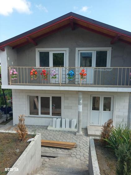 Casă cu 4 camere cu Teren 250 Mp în Central