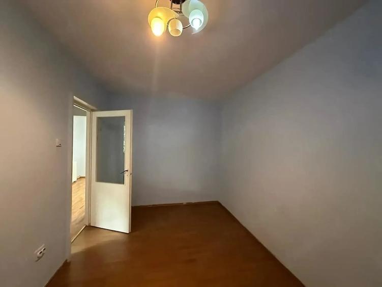 Apartament cu 3 camere semidecomandat în Exterior Vest