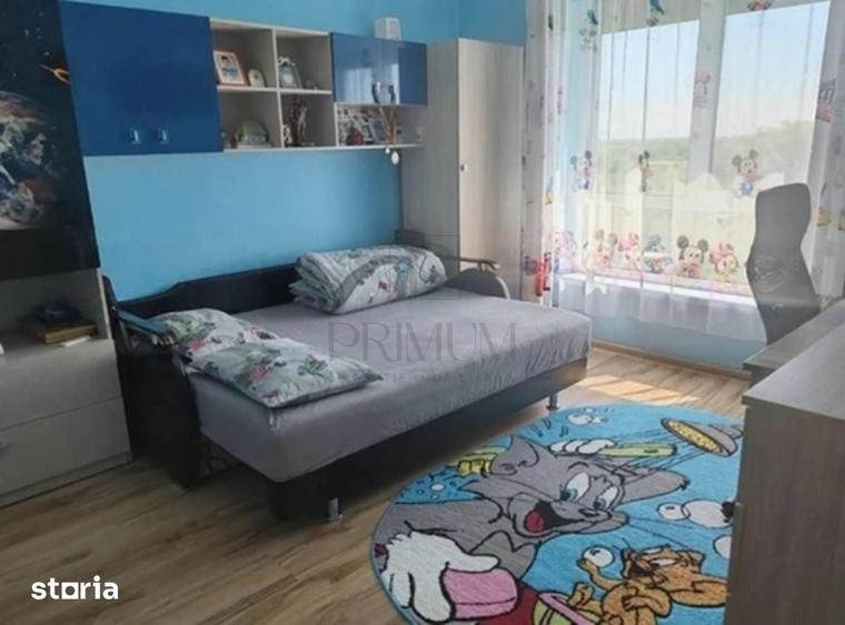 Apartament cu 3 camere în Plopi