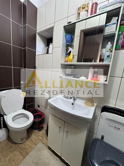 Casă individuală cu 7 camere decomandat cu Canalizare în Central