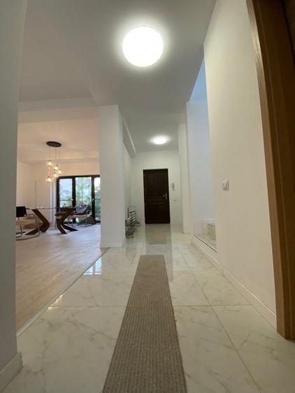 Casă individuală cu 5 camere cu Teren 350 Mp în Central
